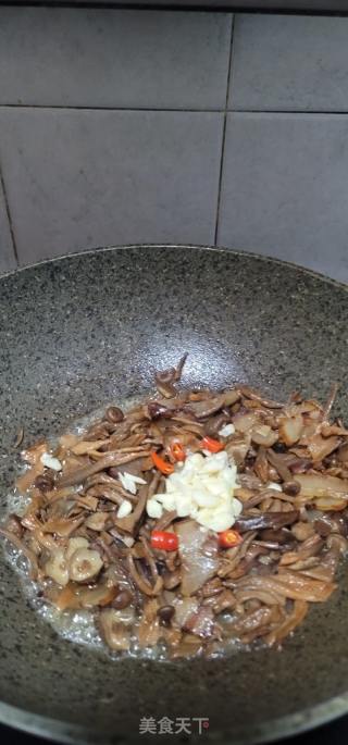 腊肉炒双菇的做法步骤：5