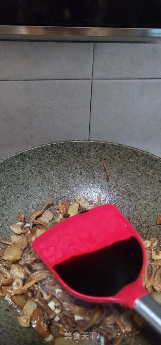 腊肉炒双菇的做法步骤：6