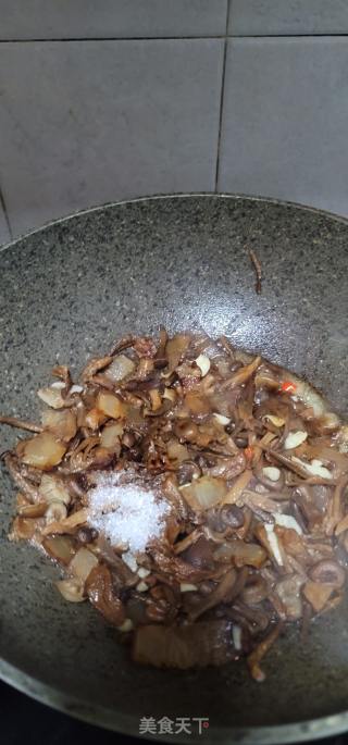 腊肉炒双菇的做法步骤：7