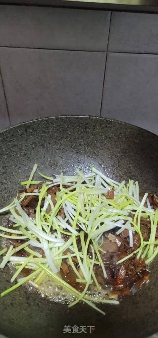 腊肉炒双菇的做法步骤：8