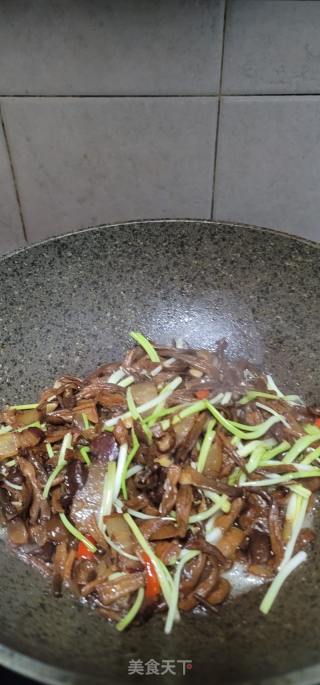 腊肉炒双菇的做法步骤：9