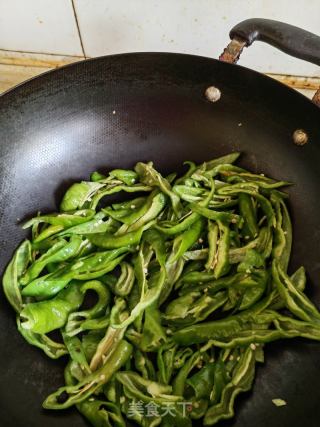 青椒炒肉的做法步骤：1