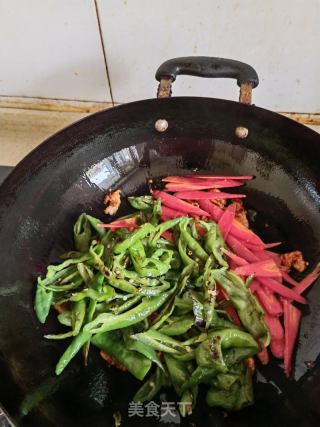 青椒炒肉的做法步骤：7