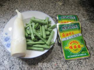 榨菜丝茭白炒四季豆的做法步骤：1