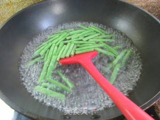 榨菜丝茭白炒四季豆的做法步骤：3
