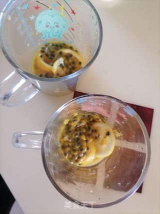 百香果柠檬水的做法步骤：2