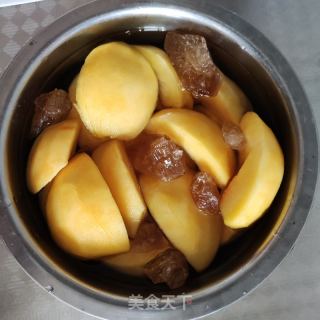 黄桃罐头的做法步骤：2