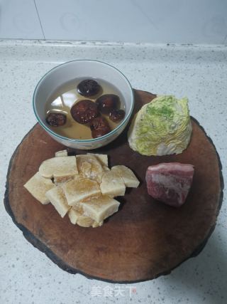 白菜烧冻豆腐的做法步骤：1
