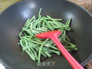 豇豆烧千张结的做法步骤：2