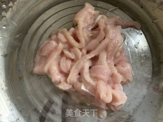 家常仿鱼香肉丝的做法步骤：1