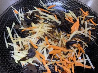 家常仿鱼香肉丝的做法步骤：5