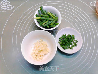 葱油蒸鸡腿的做法步骤：2