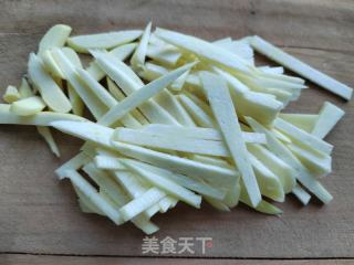 豇豆茭白炒回锅肉的做法步骤：1
