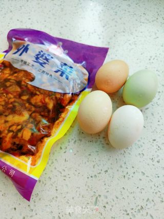 外婆菜炒鸡蛋的做法步骤：1