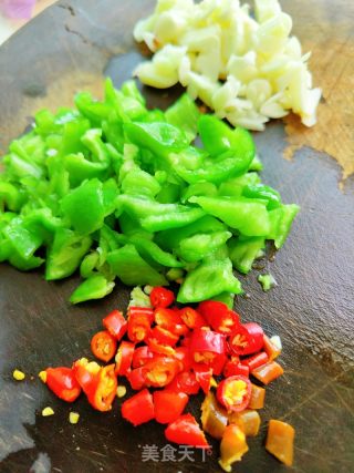 外婆菜炒鸡蛋的做法步骤：2