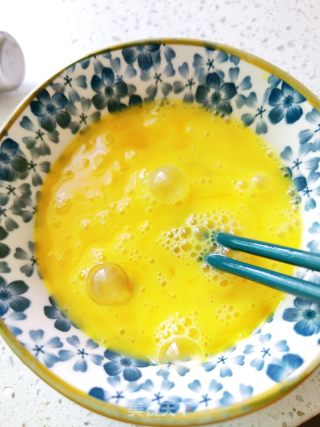 外婆菜炒鸡蛋的做法步骤：3