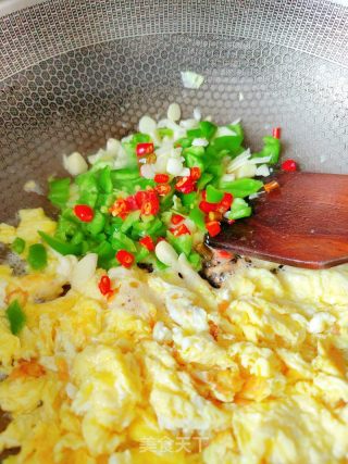 外婆菜炒鸡蛋的做法步骤：6