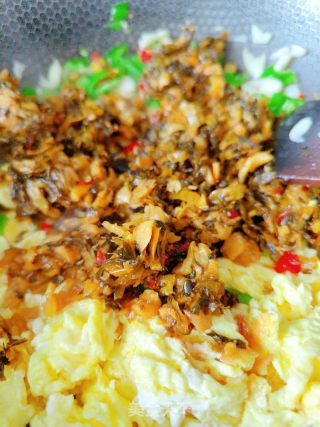 外婆菜炒鸡蛋的做法步骤：7