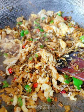 外婆菜炒鸡蛋的做法步骤：8