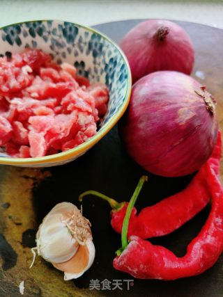 牛肉炒洋葱的做法步骤：1