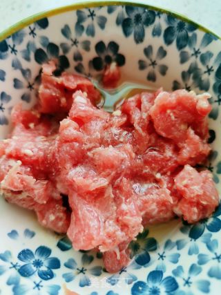 牛肉炒洋葱的做法步骤：2
