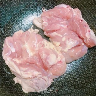 鸡腿蘑菇汤的做法步骤：1