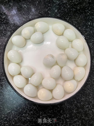 五花肉烧鹌鹑蛋的做法步骤：2