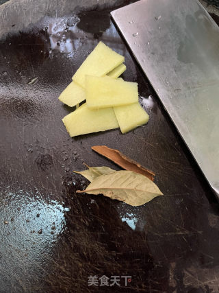 五花肉烧鹌鹑蛋的做法步骤：3