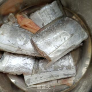老干妈蒸带鱼的做法步骤：1