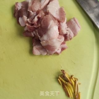 五花肉炒三色的做法步骤：1