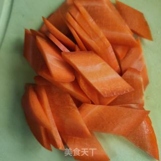 五花肉炒三色的做法步骤：3
