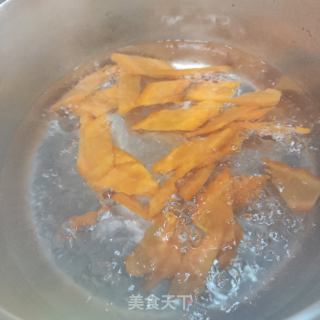 五花肉炒三色的做法步骤：4