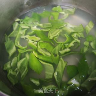 五花肉炒三色的做法步骤：7