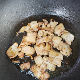 五花肉炒三色的做法步骤：8