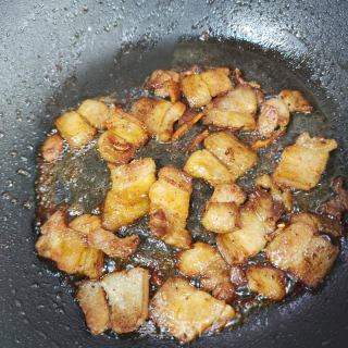 五花肉炒三色的做法步骤：9