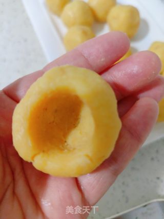 奶黄馅流心月饼的做法步骤：25