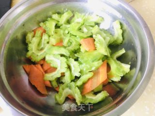 清炒苦瓜的做法步骤：1