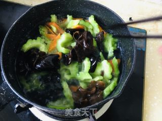 清炒苦瓜的做法步骤：3