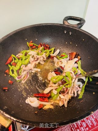 香辣青椒鱿鱼的做法步骤：2
