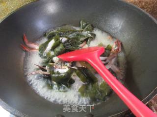 裙带菜煮梭子蟹的做法步骤：8