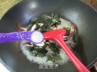 裙带菜煮梭子蟹的做法步骤：9