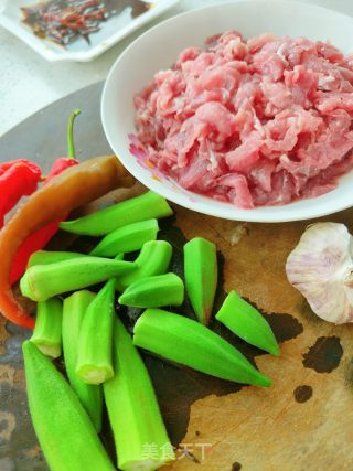 秋葵炒牛肉的做法步骤：1