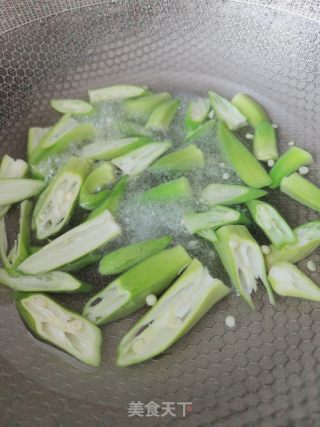 秋葵炒牛肉的做法步骤：2