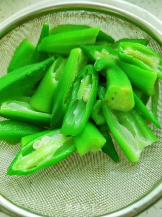 秋葵炒牛肉的做法步骤：3