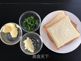蒜香烤吐司的做法步骤：1
