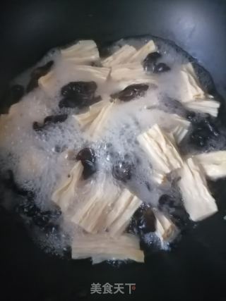 腐竹拌木耳的做法步骤：2
