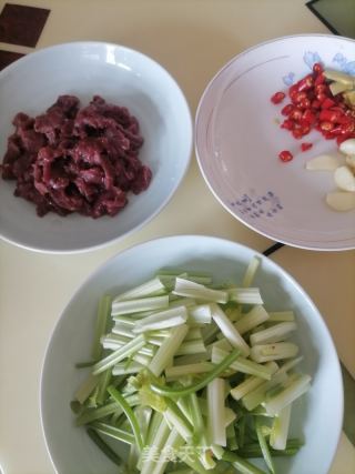 西芹炒牛肉的做法步骤：1