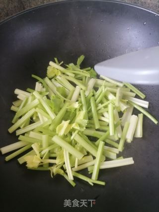 西芹炒牛肉的做法步骤：5