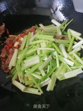 西芹炒牛肉的做法步骤：9