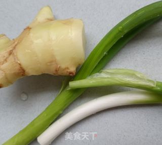 子姜大葱拌虾皮的做法步骤：2